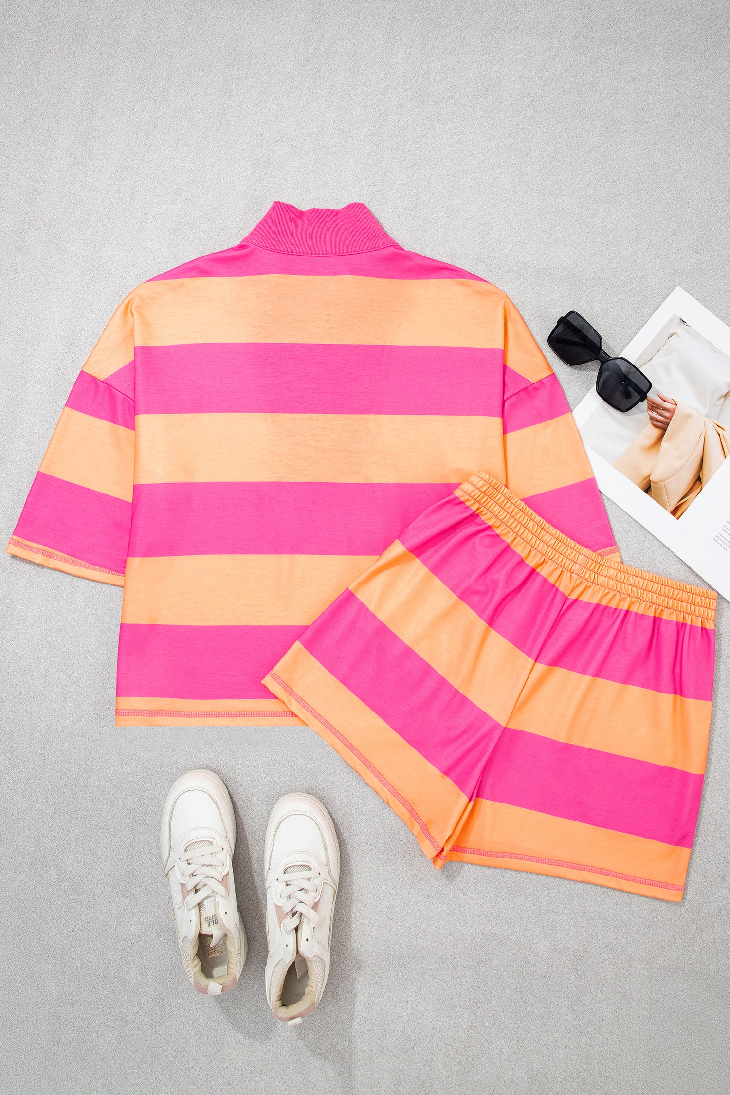 Conjunto Pink Seam Detail Half Zip Tee Casual Shorts 2pcs Set com riscas largas em rosa e laranja, acompanhado por ténis brancos, simbolizando um estilo casual e confortável para o dia a dia, ideal para quem valoriza suplementos premium naturais para energia, vitalidade e saúde cognitiva.