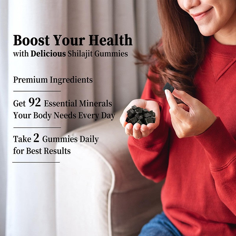 Mulher sorridente segurando pastilhas pretas, suplemento 90 Tablets Of Xilaizhi Soft Candy SHILAJIT, suplementos premium naturais para energia, vitalidade e saúde cognitiva, mercado português.
