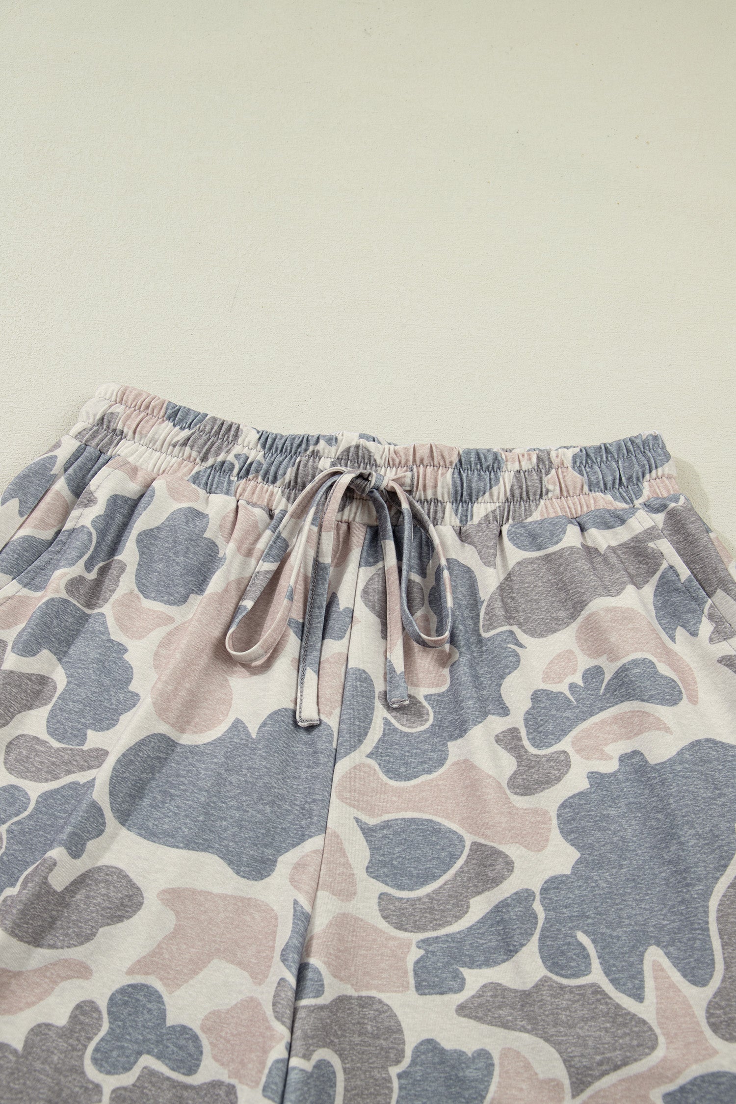 Calças com cordão ajustável e padrão camuflado em tons multicolor, parte do conjunto Multicolour Camouflage Loose Tee Drawstring Shorts 2pcs Outfit, promovendo conforto e estilo descontraído.