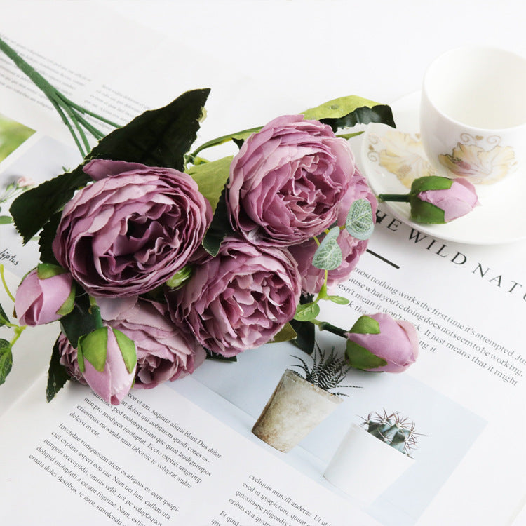 Arranjo delicado de flores com 5 Small Peonies Korean Small Bouquets 5 Philips Rose Simulation Flowers Household Wedding Rose Bouquets em tons suaves de rosa, destacando-se em cenário minimalista, remetendo a suplementos premium naturais para energia, vitalidade e saúde cognitiva, desenvolvidos para o mercado português.