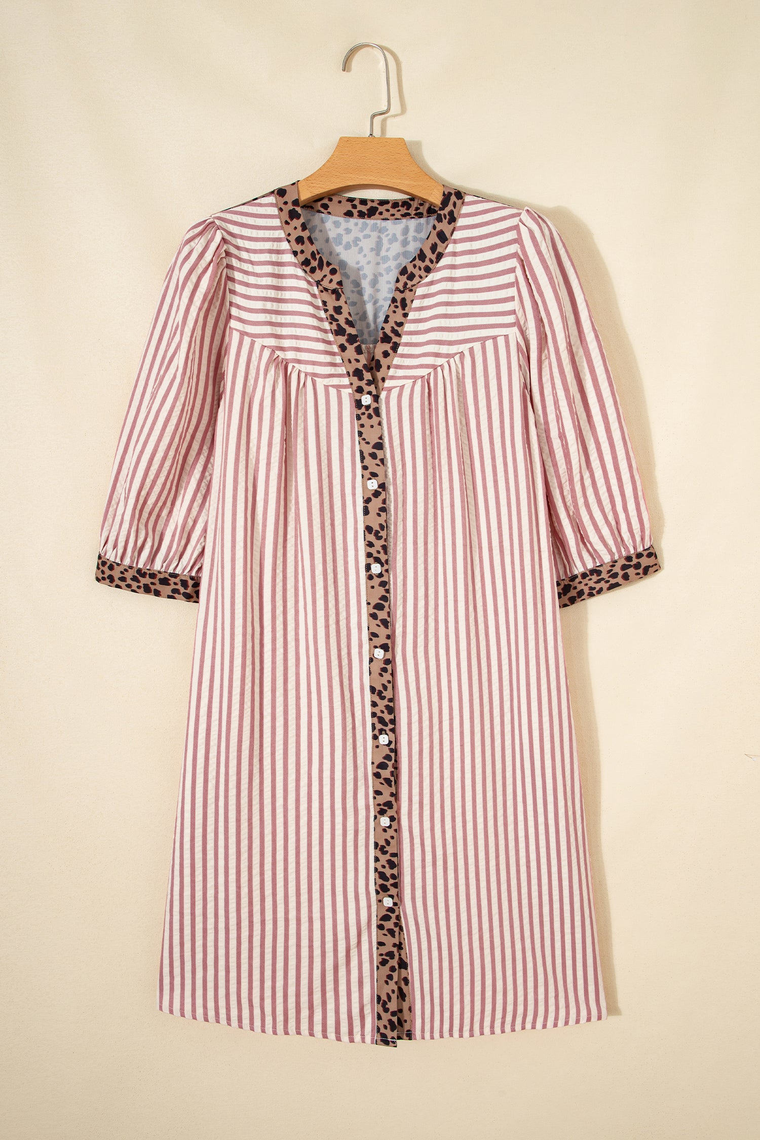 Vestido Khaki Stripe Square Button Leopard Trim Loose Bracelet Sleeve Shirt Dress com padrão de riscas khaki, botões frontais quadrados e acabamento em padrão leopardo nas mangas e decote, perfeito para uso casual elegante.