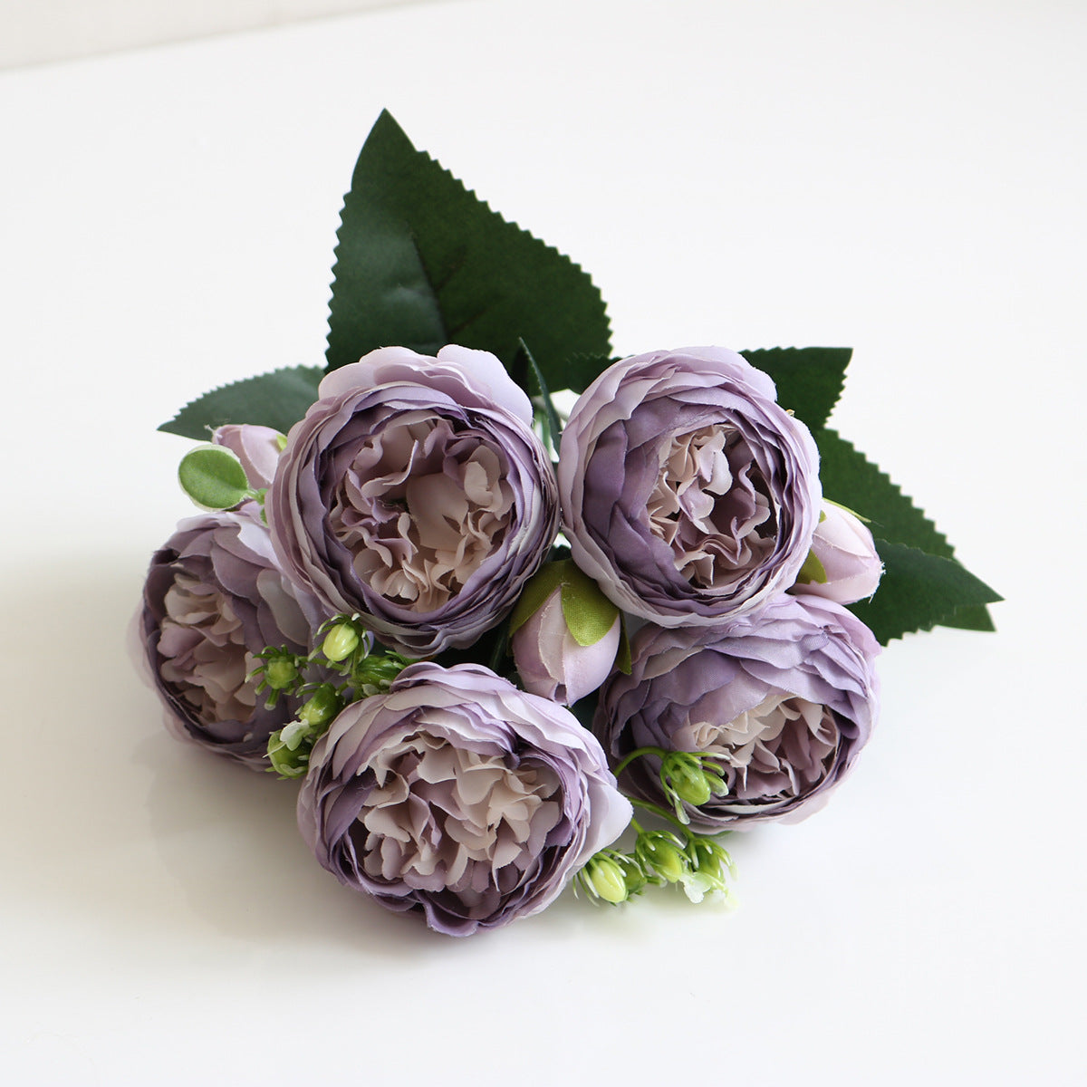Buquê decorativo com 5 flores artificiais simulando peônias em tons lilás com folhas verdes, representando 5 Small Peonies Korean Small Bouquets 5 Philips Rose Simulation Flowers Household Wedding Rose Bouquets, ideal para suplementos premium naturais para energia, vitalidade e saúde cognitiva, desenvolvidos para o mercado português.