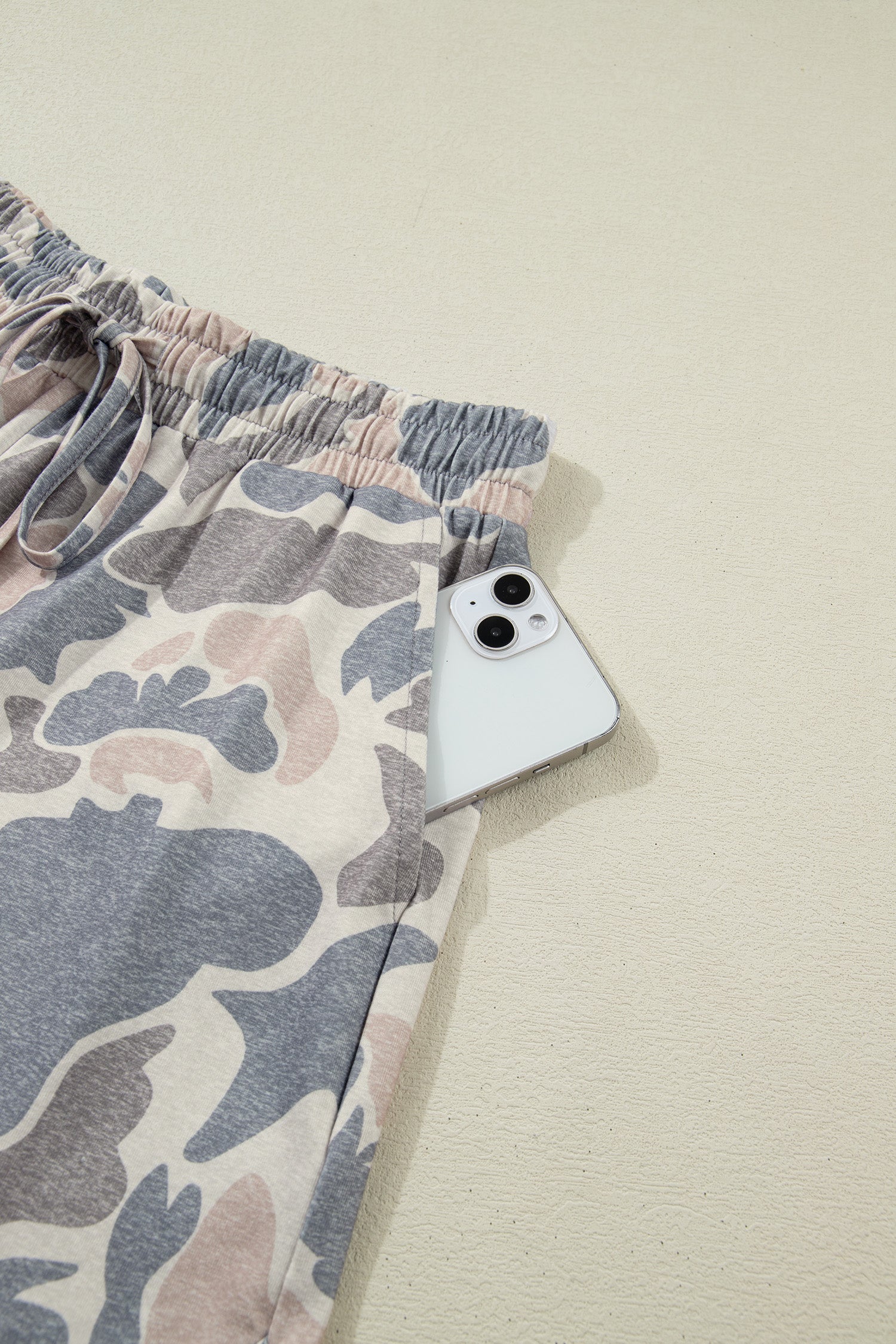 Calções com cordão e estampa camuflada em tons multicoloridos, parte do conjunto Multicolour Camouflage Loose Tee Drawstring Shorts 2pcs Outfit, refletindo um estilo casual confortável aliado a suplementos premium naturais para energia, vitalidade e saúde cognitiva.