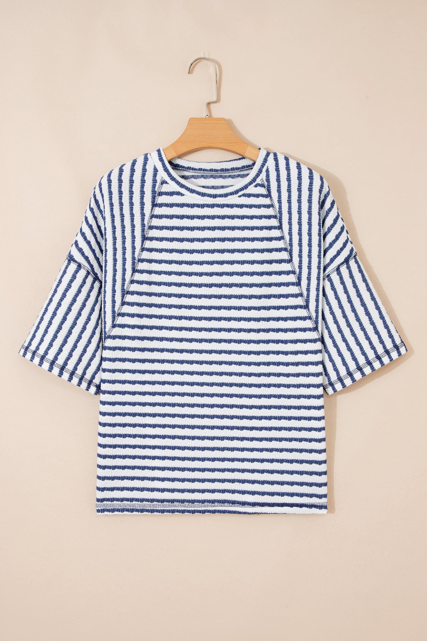 Top Apricot Stripe Textured Knit Split Hem Half Sleeve Loose Top em malha texturizada com riscas azuis e brancas, meia manga e corte solto, ideal para um estilo casual confortável.
