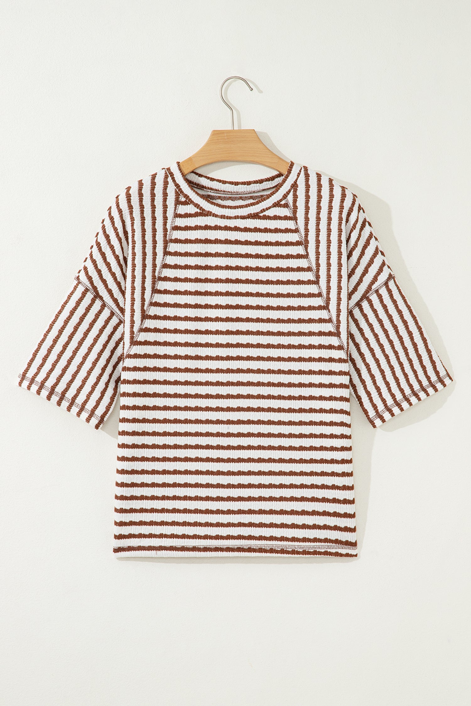 Apricot Stripe Textured Knit Split Hem Half Sleeve Loose Top em knit texturizado com riscas castanhas e brancas, meia manga larga e bainha com fenda, ideal para um estilo casual e confortável, representando suplementos premium naturais para energia, vitalidade e saúde cognitiva, desenvolvidos para o mercado português.