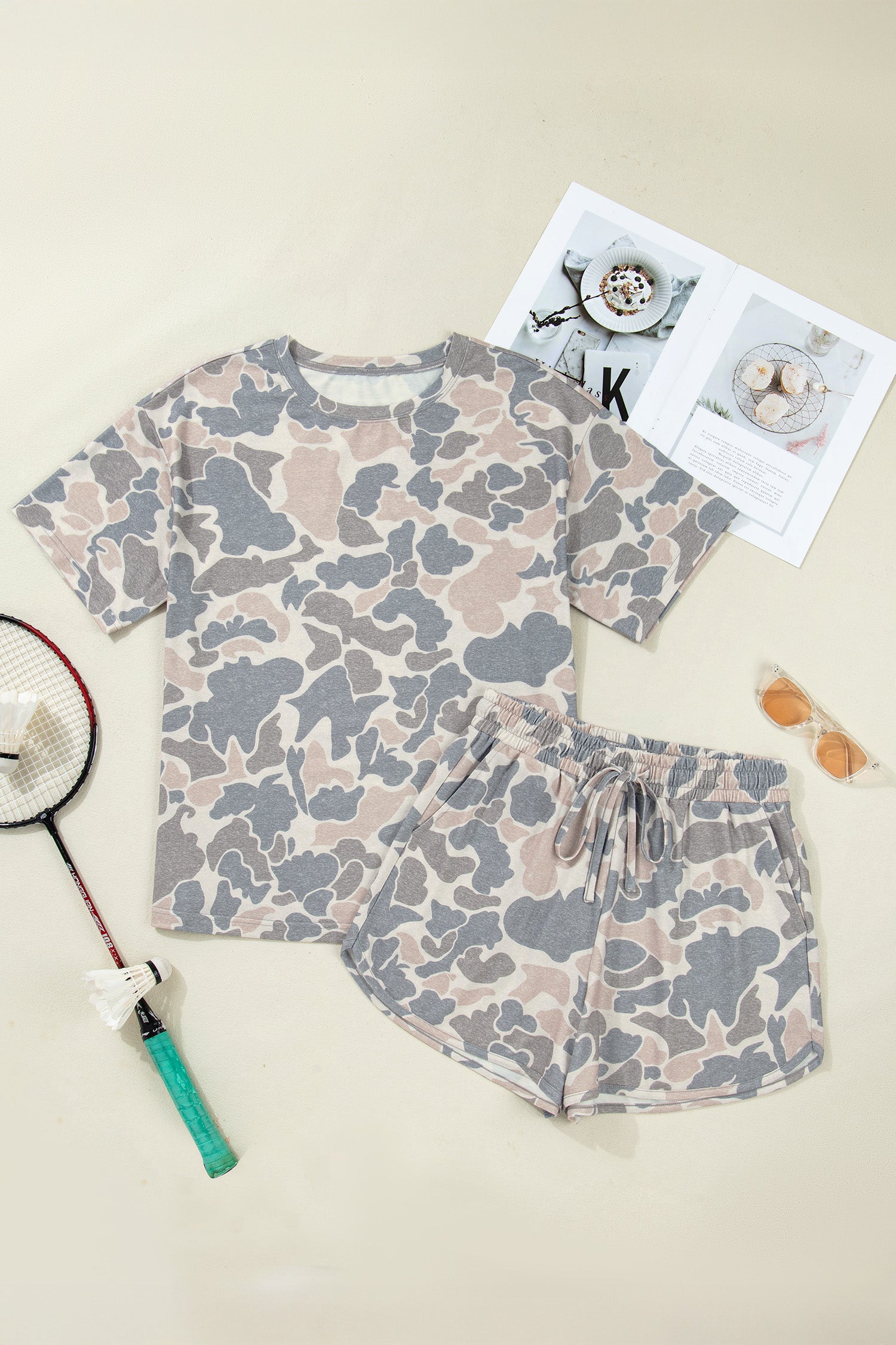 Conjunto Multicolour Camouflage Loose Tee Drawstring Shorts 2pcs Outfit com padrão camuflado em tons neutros, ideal para conforto casual e estilo descontraído, remetendo a suplementos premium naturais para energia, vitalidade e saúde cognitiva.
