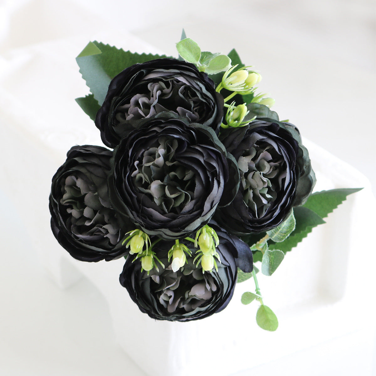 Buquê artificial de cinco flores escuras simulando peônias em arranjo delicado, ideal para decoração de casa ou casamento, com o produto 5 Small Peonies Korean Small Bouquets 5 Philips Rose Simulation Flowers Household Wedding Rose Bouquets.