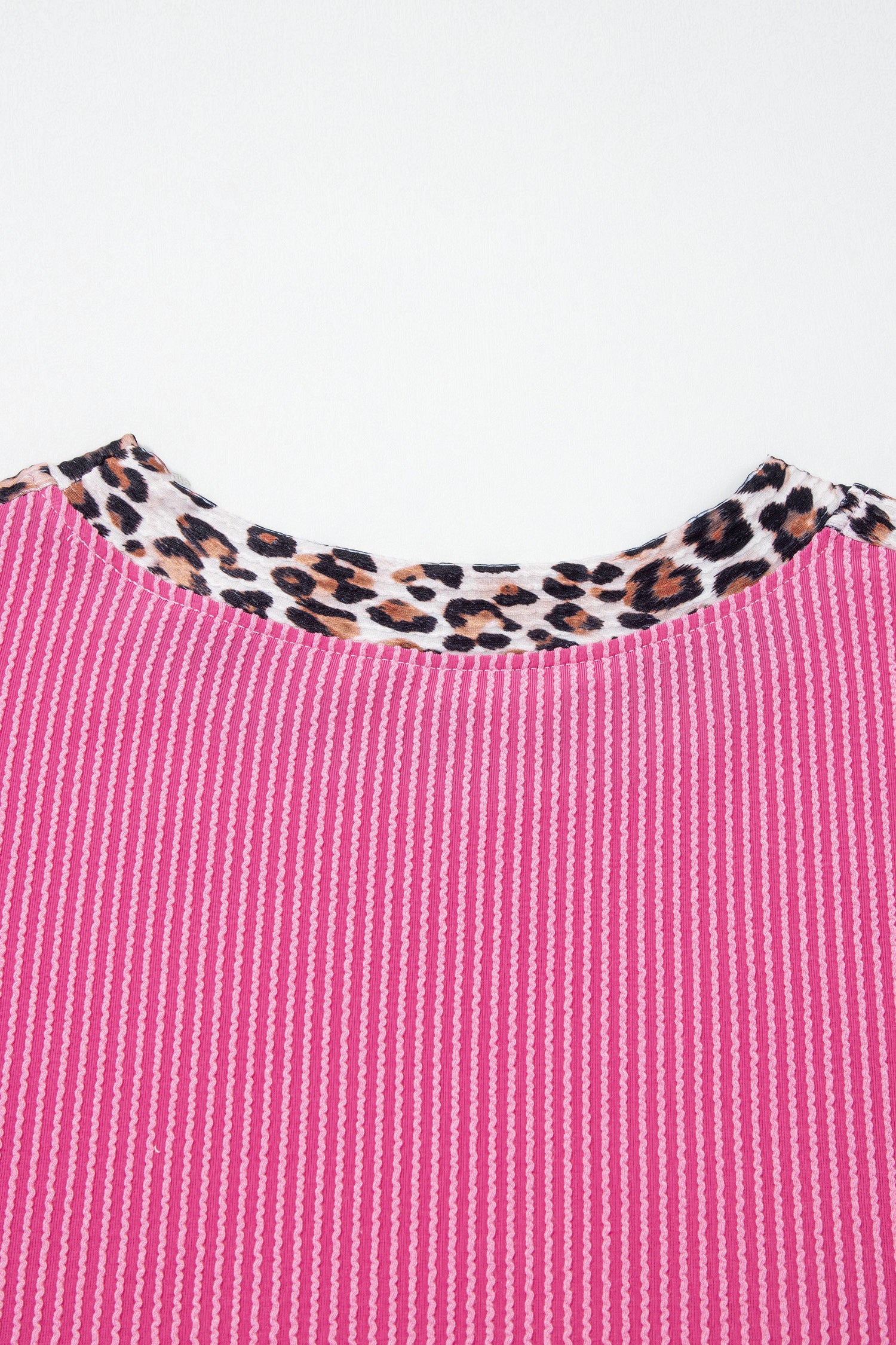 Gola com estampa de leopardo em detalhe do Light Grey Leopard Trim Twist Ribbed Short Set, ideal para complementar um visual único e confortável, associado a suplementos premium naturais para energia, vitalidade e saúde cognitiva.