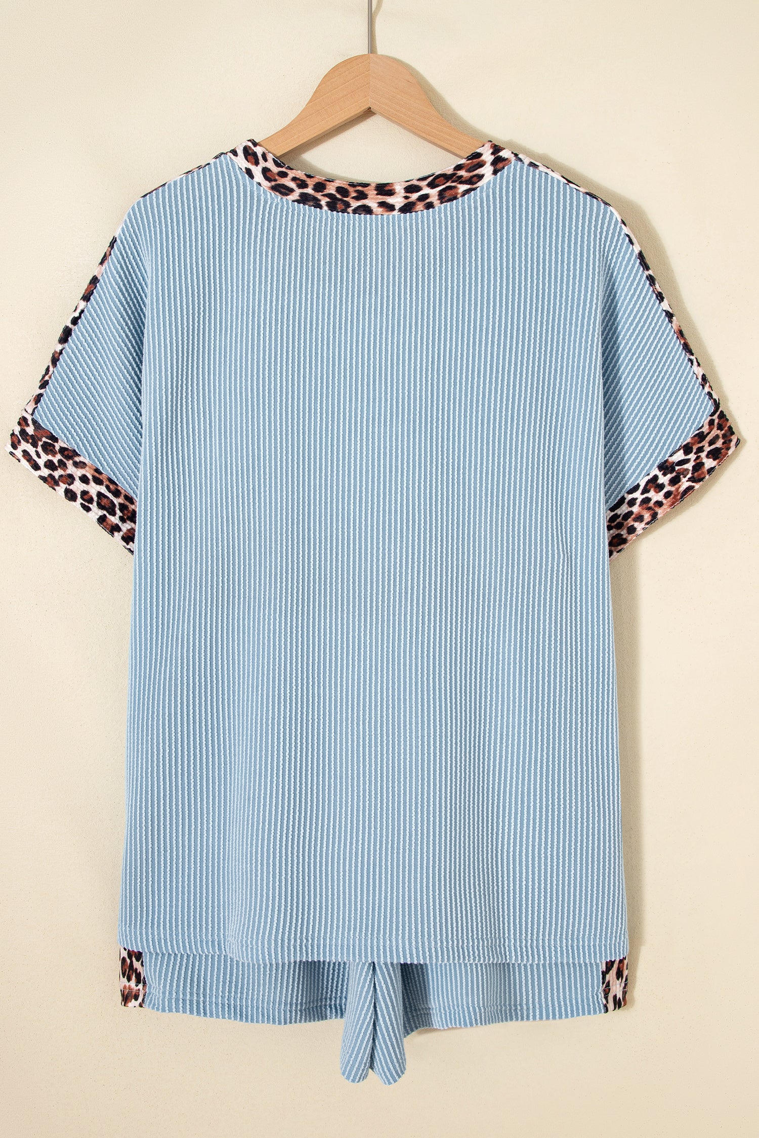 Light Grey Leopard Trim Twist Ribbed Short Set em malha canelada azul claro com acabamento estampado de leopardo, promovendo conforto e estilo aliados a suplementos premium naturais para energia, vitalidade e saúde cognitiva.