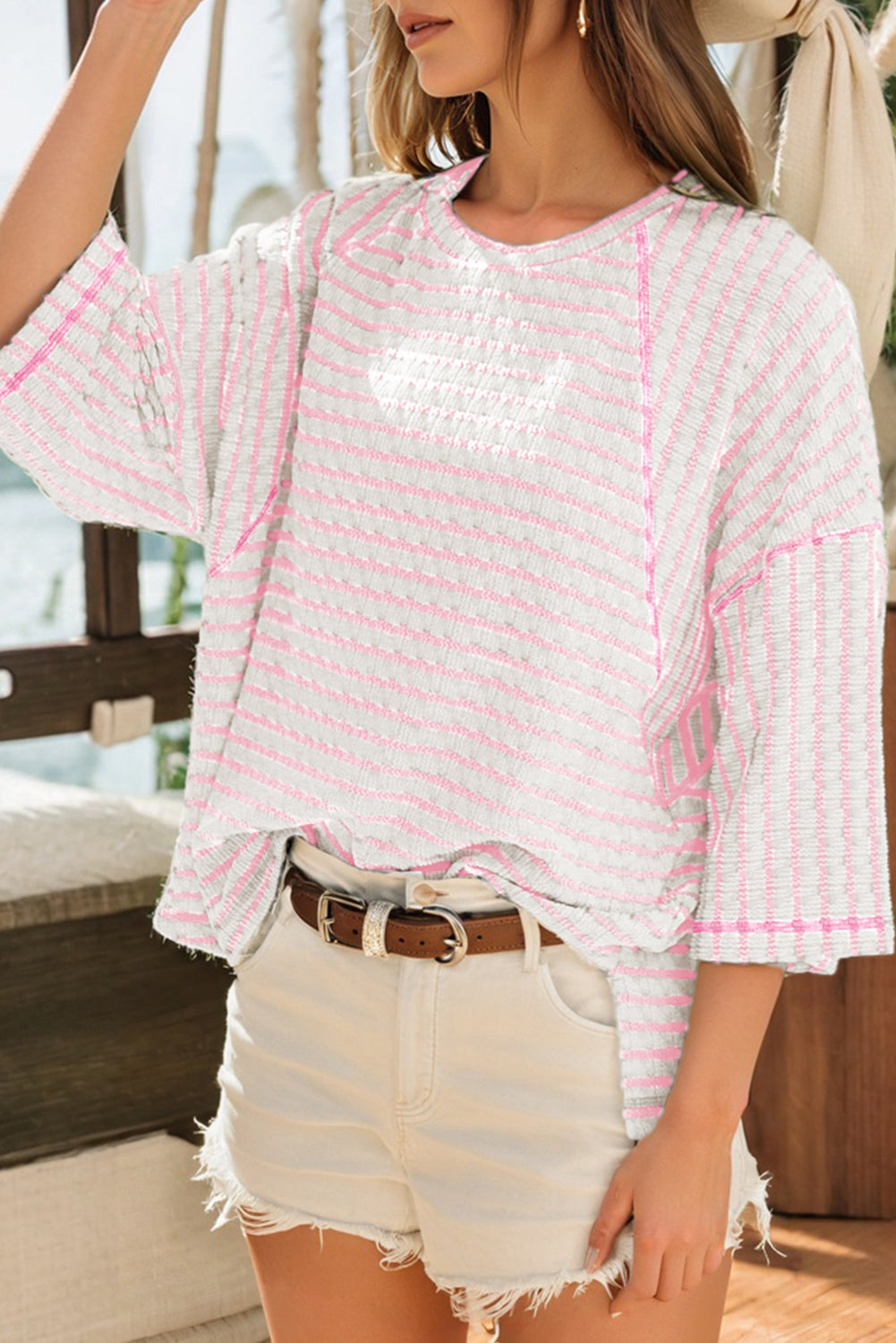 Mulher veste Apricot Stripe Textured Knit Split Hem Half Sleeve Loose Top com listras texturizadas em tons suaves, combinada com shorts claros, transmitindo conforto e estilo casual, suplementos premium naturais para energia, vitalidade e saúde cognitiva, desenvolvidos para o mercado português.