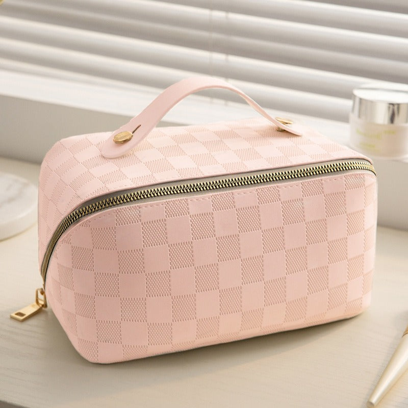 Bolsa rosa em padrão xadrez com zíper dourado, ideal para organizar cosméticos, modelo Checkered Pillow Bag Makeup Bag Women&