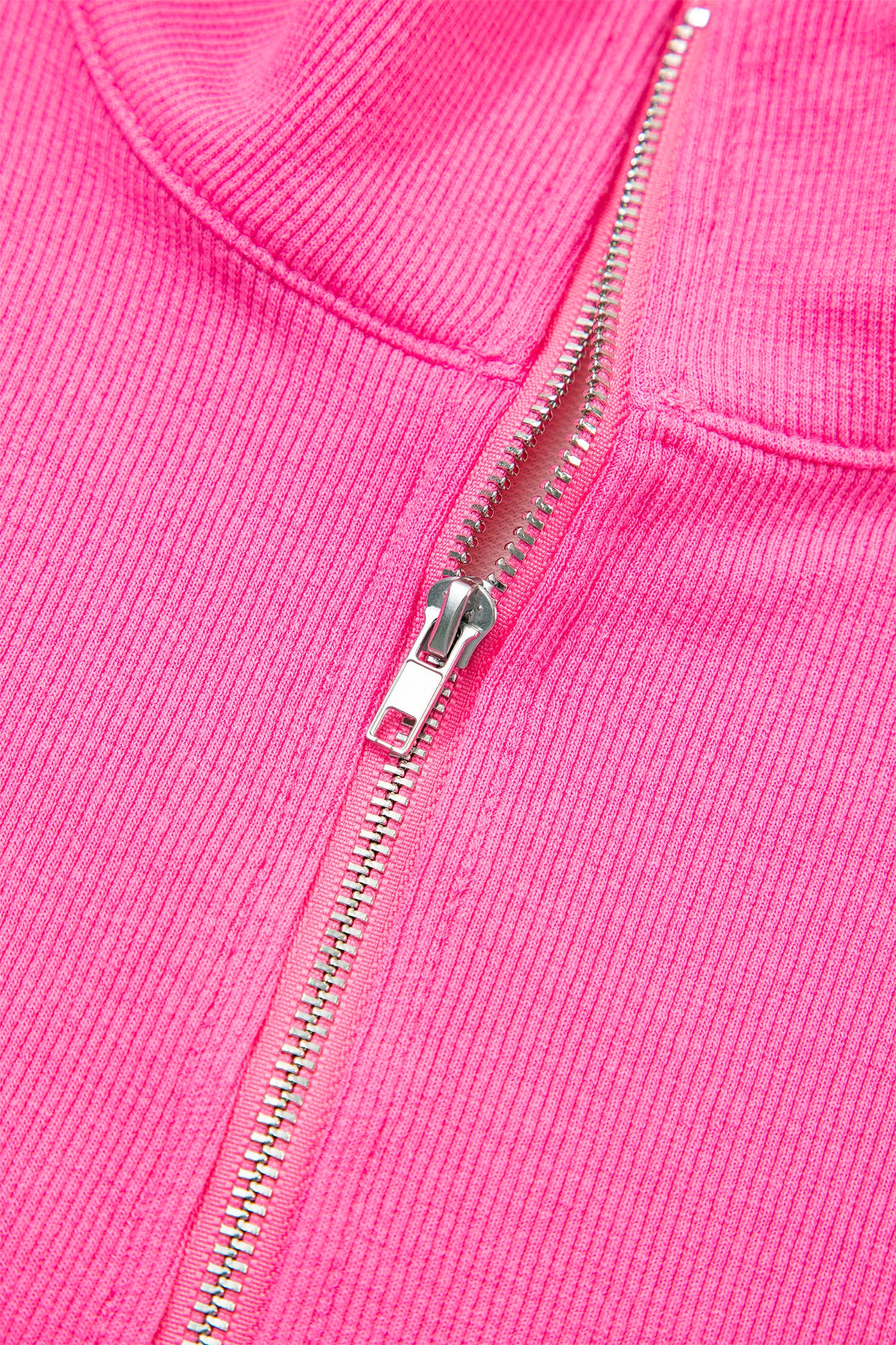 Detalhe em costura rosa com fecho meia-zíper metálico em tecido canelado, parte do conjunto Pink Seam Detail Half Zip Tee Casual Shorts 2pcs Set, ideal para conforto e estilo casual.
