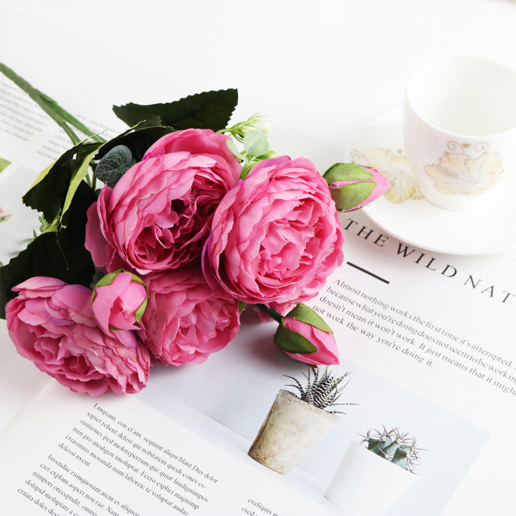 Arranjo delicado com 5 Small Peonies Korean Small Bouquets 5 Philips Rose Simulation Flowers Household Wedding Rose Bouquets em tons de rosa sobre revista, transmitindo naturalidade e bem-estar natural.