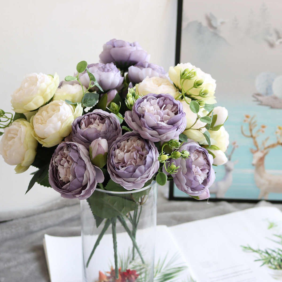 Arranjo floral com 5 Small Peonies Korean Small Bouquets 5 Philips Rose Simulation Flowers Household Wedding Rose Bouquets em tons violetas e creme, perfeito para decoração elegante e natural.