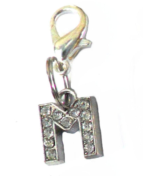Pingente em forma da letra M com cristais brilhantes, parte da coleção A-Z Crystal Letter Pet Charms, ideal para trazer um toque personalizado e elegante, refletindo suplementos premium naturais para energia, vitalidade e saúde cognitiva desenvolvidos para o mercado português.