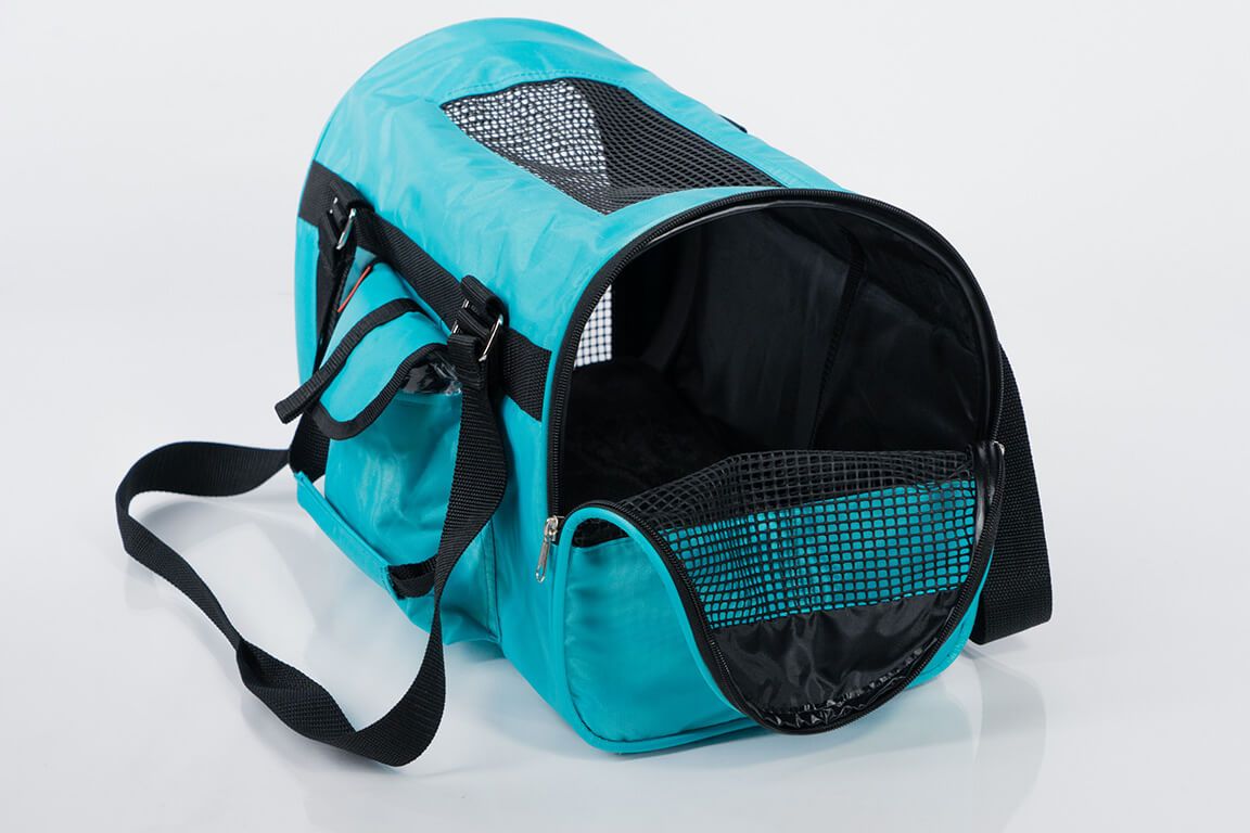 Bolsa azul de transporte para animais com aberturas ventiladas e alça ajustável, modelo 566 Jet Carrier - Pet Carrier, ideal para conforto e segurança durante viagens.