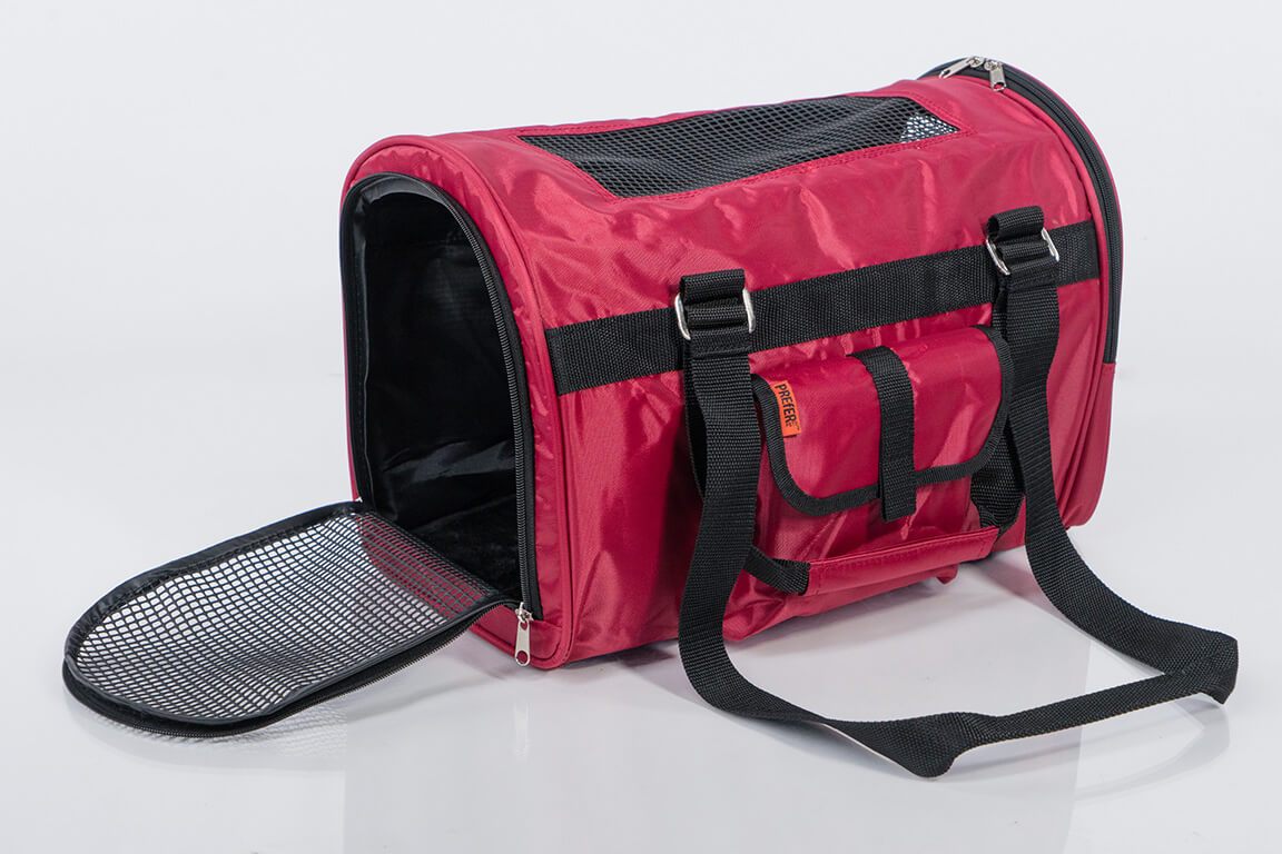 Transportadora de animais portátil em tecido vermelho com tampa aberta, equipada com alças pretas ajustáveis e bolso frontal, modelo 566 Jet Carrier - Pet Carrier, suplementos premium naturais para energia, vitalidade e saúde cognitiva, desenvolvidos para o mercado português.