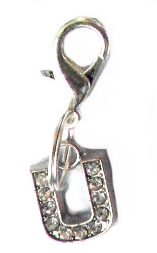 Pingente prateado em forma de letra U com cristais brilhantes, parte da coleção A-Z Crystal Letter Pet Charms, ideal para acessórios personalizados e suplementos premium naturais para energia.