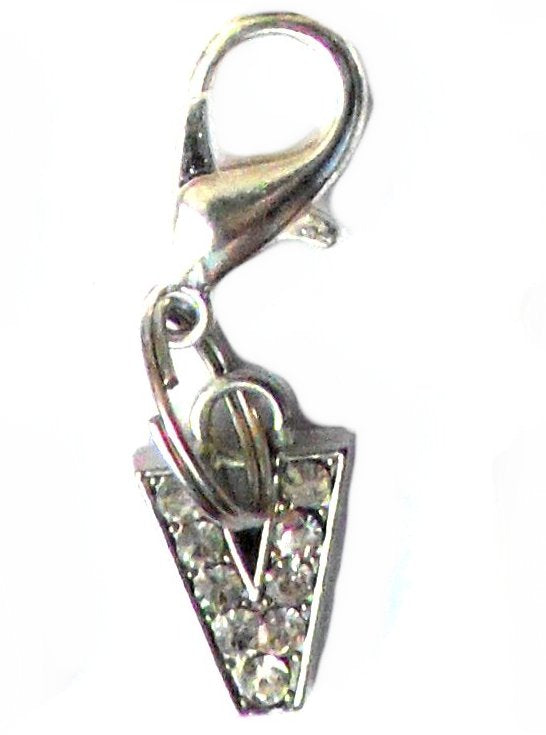 Pingente em forma de letra V com cristais brilhantes, parte da coleção A-Z Crystal Letter Pet Charms, ideal para complementar suplementos premium naturais para energia, vitalidade e saúde cognitiva.