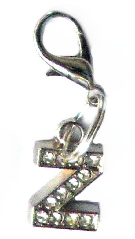 Pingente com letra Z cravejado de cristais, parte da coleção A-Z Crystal Letter Pet Charms, ideal para destacar estilo com um toque de elegância e vitalidade.