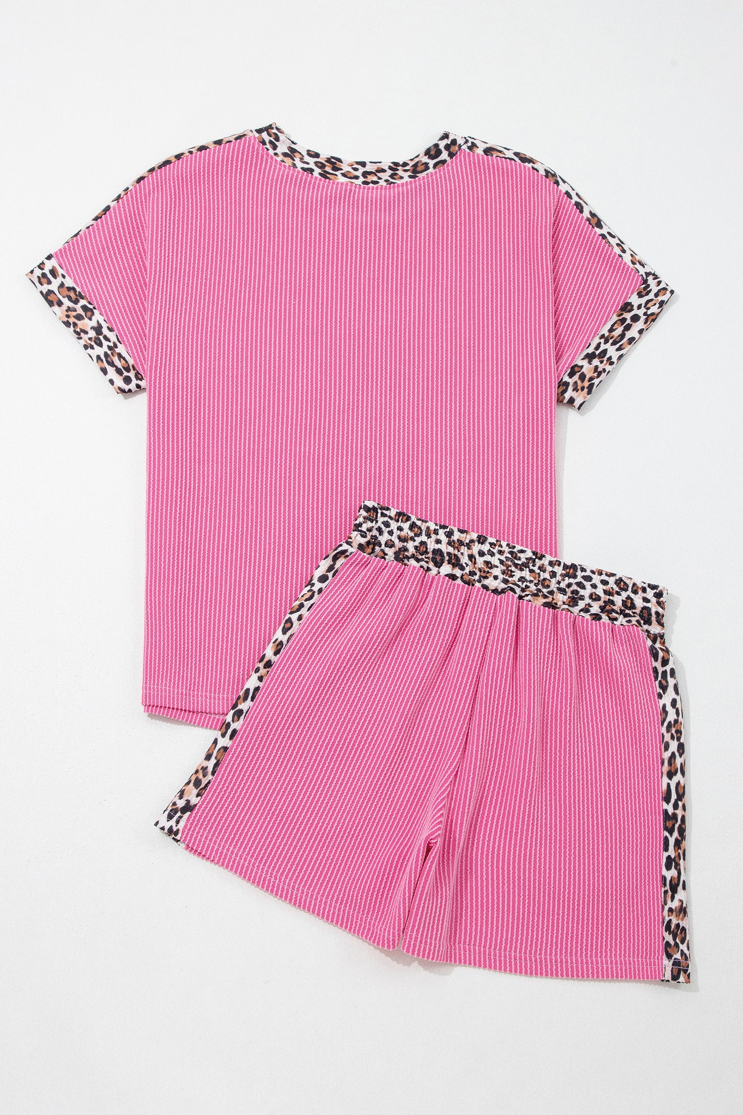 Conjunto Light Grey Leopard Trim Twist Ribbed Short Set em tecido canelado rosa com detalhes animal print na gola, mangas e laterais, ideal para estilo casual e confortável.