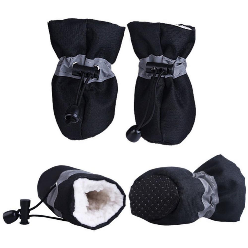 Conjunto Dogs Winter Warm Shoes 4 PCS Set em tecido preto com interior forrado para conforto e proteção térmica, ideal para manter as patas do seu cão quentes no inverno.