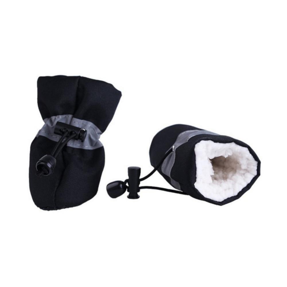 Conjunto Dogs Winter Warm Shoes 4 PCS Set em preto com interior acolchoado, ideal para proteger as patas dos cães no inverno, proporcionando conforto e proteção térmica.
