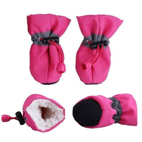 Conjunto Dogs Winter Warm Shoes 4 PCS Set em rosa, botas térmicas resistentes com interior acolchoado para conforto e proteção, ideais para manter a vitalidade e o bem-estar natural dos cães no inverno.