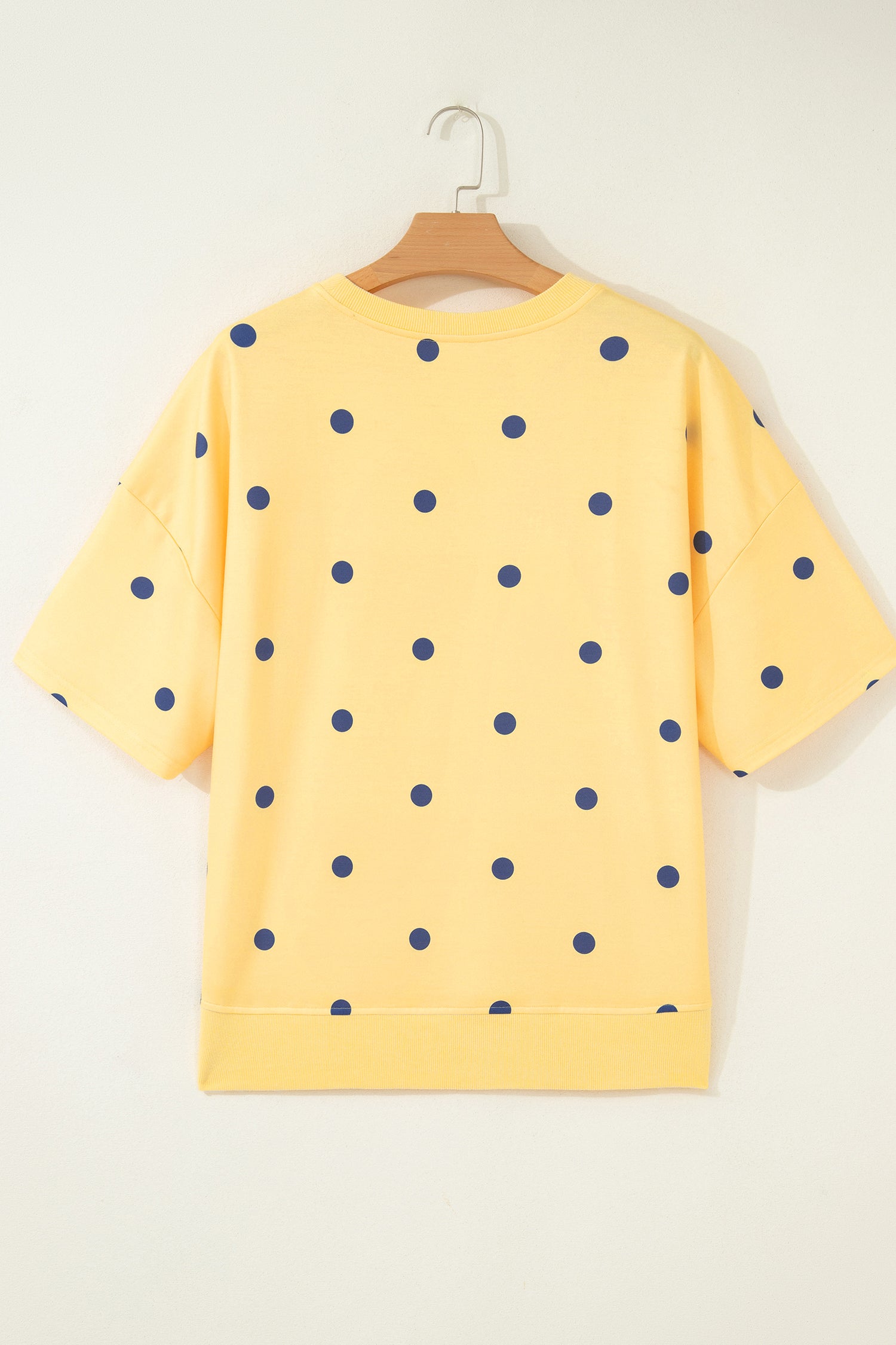 Yellow Polka Dot Print Crossed Seam Detail Oversize Tee em amarelo com estampa de bolinhas azuis, estilo casual e confortável, ideal para um visual leve e descontraído. Suplementos premium naturais para energia, vitalidade e saúde cognitiva, desenvolvidos para o mercado português.