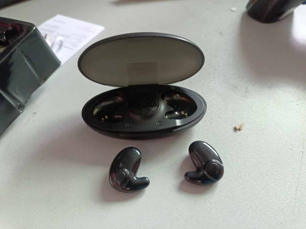 Fone Bluetooth sem fio visto de lado, formato ergonômico para dormir