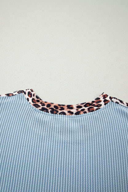Detalhe do Light Grey Leopard Trim Twist Ribbed Short Set, com tecido cinza claro canelado e acabamento em padrão leopardo, destacando conforto e estilo para suplementos premium naturais para energia, vitalidade e saúde cognitiva, desenvolvidos para o mercado português.