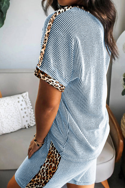 Conjunto Light Grey Leopard Trim Twist Ribbed Short Set em tecido canelado cinza claro com detalhes em estampa de leopardo, ideal para um look confortável e moderno, combinando com suplementos premium naturais para energia, vitalidade e saúde cognitiva.