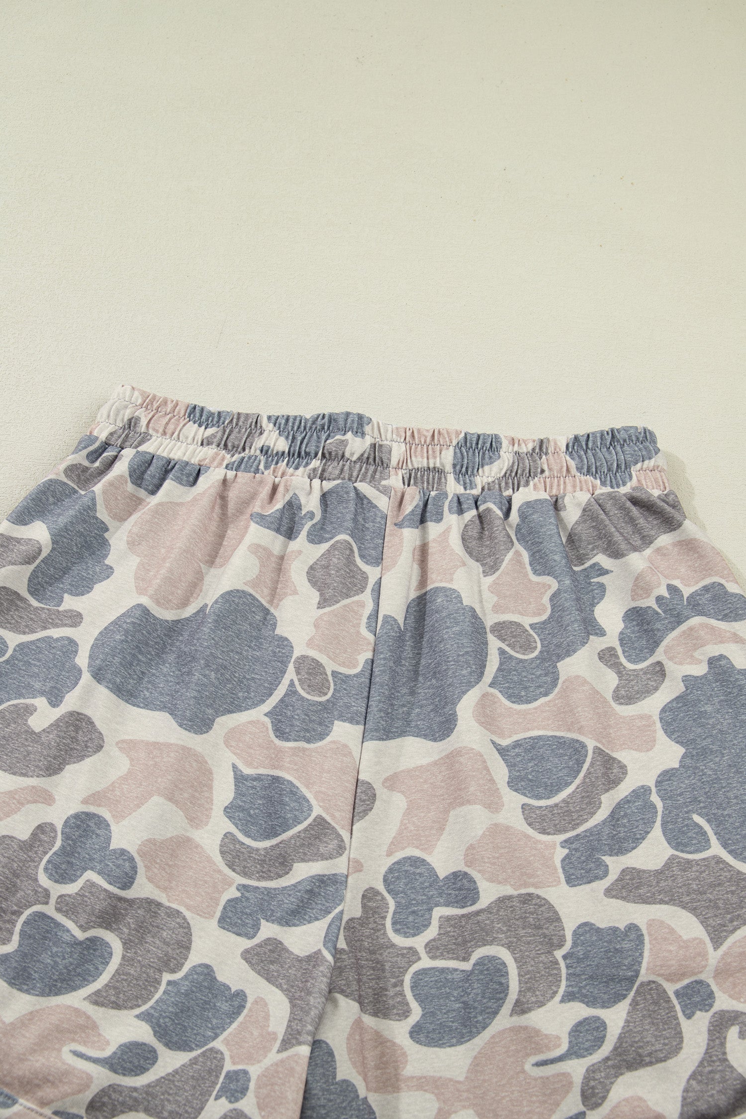 Parte inferior de calções com cordão e padrão de camuflagem em tons pastel destacados na Multicolour Camouflage Loose Tee Drawstring Shorts 2pcs Outfit, ideal para conforto e estilo casual.