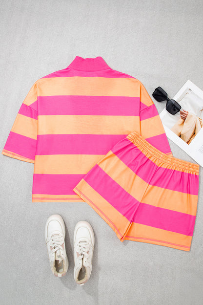 Conjunto Pink Seam Detail Half Zip Tee Casual Shorts 2pcs Set com riscas largas em rosa e laranja, acompanhado por ténis brancos, simbolizando um estilo casual e confortável para o dia a dia, ideal para quem valoriza suplementos premium naturais para energia, vitalidade e saúde cognitiva.