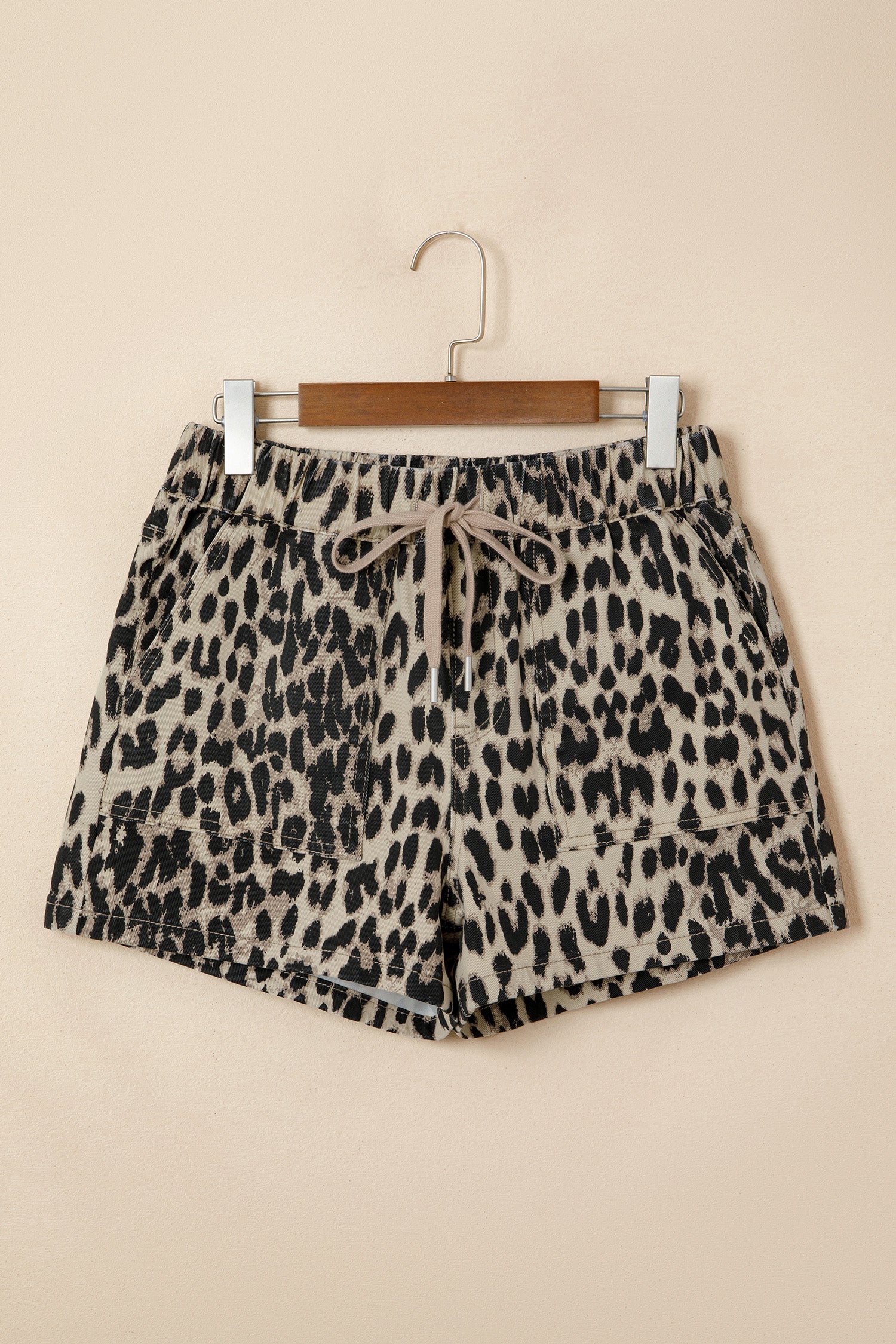 Shorts Brown Retro Leopard Print Lace-up Elastic Waistband Mid Rise Denim Shorts com estampa animal, cordão ajustável e cós elástico para conforto e estilo casual.