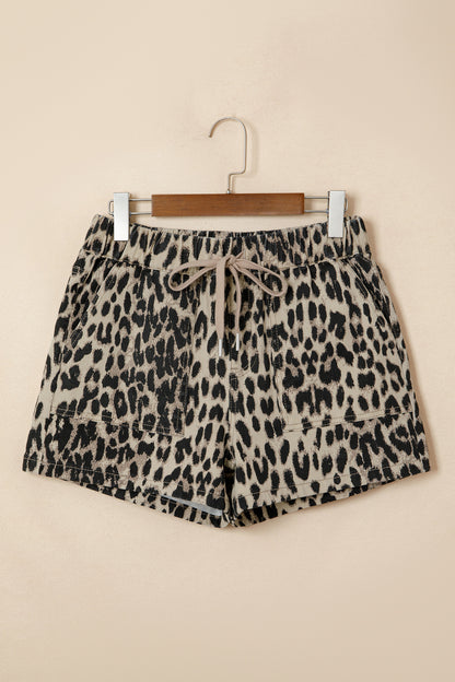 Shorts Brown Retro Leopard Print Lace-up Elastic Waistband Mid Rise Denim Shorts com estampa animal, cordão ajustável e cós elástico para conforto e estilo casual.