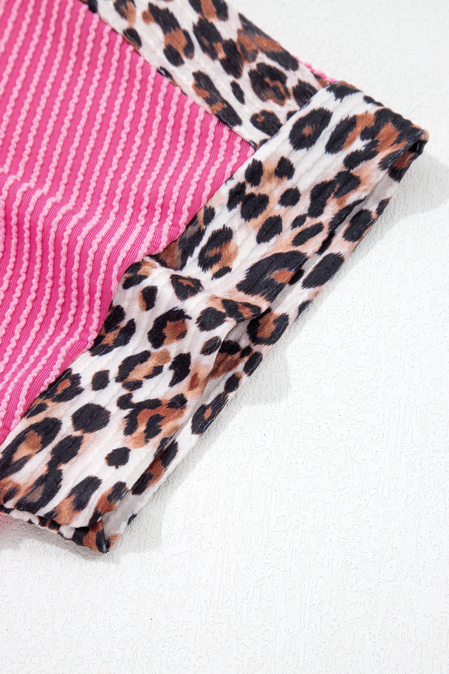 Detalhe do tecido com padrão light grey leopard trim e textura canelada rosa do Light Grey Leopard Trim Twist Ribbed Short Set, representando qualidade e estilo.