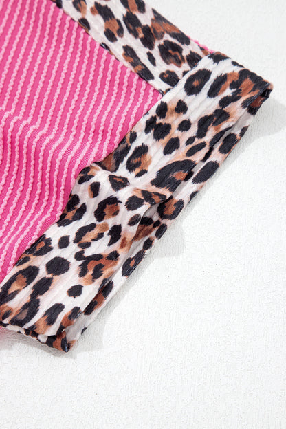 Detalhe do tecido com padrão light grey leopard trim e textura canelada rosa do Light Grey Leopard Trim Twist Ribbed Short Set, representando qualidade e estilo.
