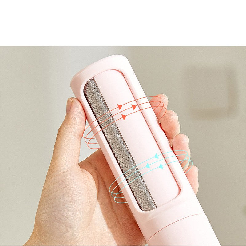 Mão segurando o 2-1 Reusable Pet Hair Remover Brush Lint Roller Portable rosa, destacando sua função portátil para remover pêlos de animais de forma reutilizável.