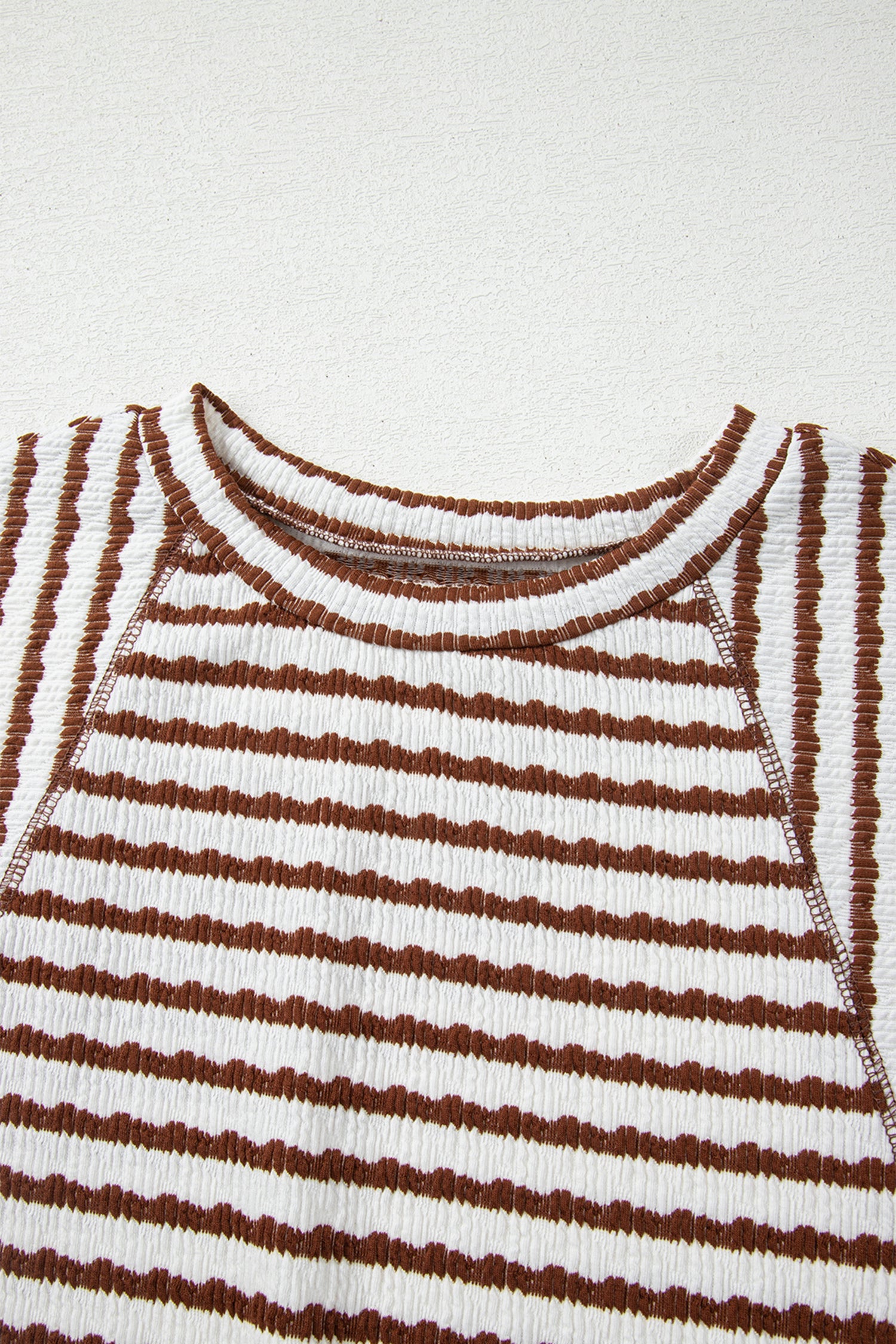 Apricot Stripe Textured Knit Split Hem Half Sleeve Loose Top em tecido texturizado com riscas castanhas e brancas, ideal para um look casual confortável e moderno, promovendo vitalidade e energia.