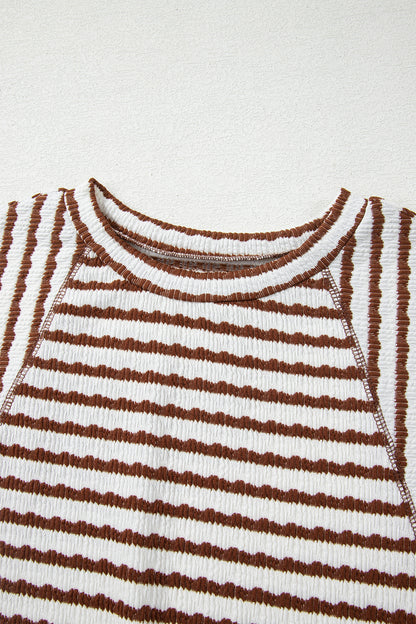 Apricot Stripe Textured Knit Split Hem Half Sleeve Loose Top em tecido texturizado com riscas castanhas e brancas, ideal para um look casual confortável e moderno, promovendo vitalidade e energia.