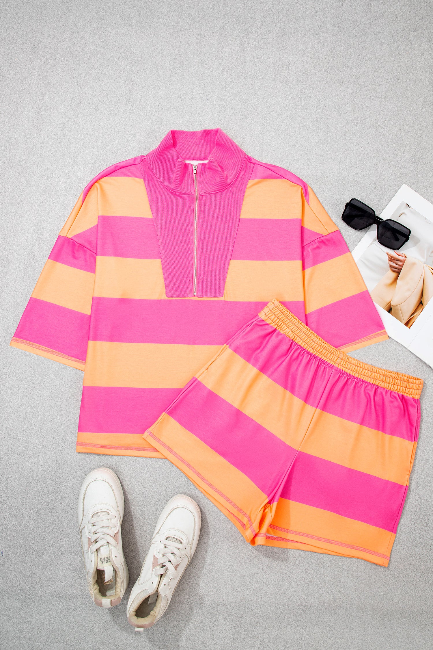 Conjunto Pink Seam Detail Half Zip Tee Casual Shorts 2pcs Set em riscas largas rosa e laranja, com meia-ziper e shorts, acompanhado de ténis brancos, focado em estilo casual confortável.