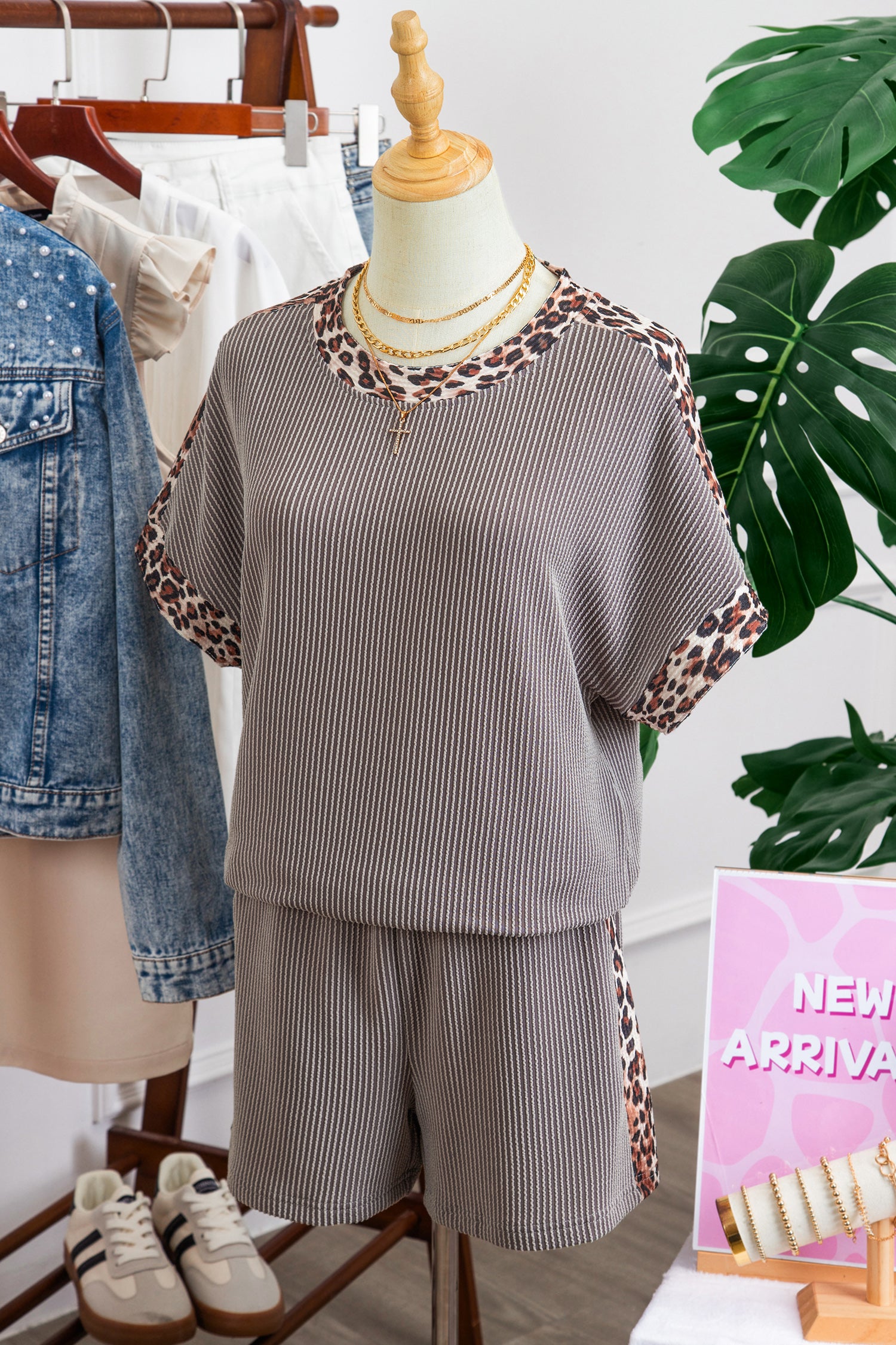 Conjunto Light Grey Leopard Trim Twist Ribbed Short Set exibido em manequim, composto por tecido canelado cinza com detalhes de estampa leopardo, ideal para estilo casual e conforto diário.