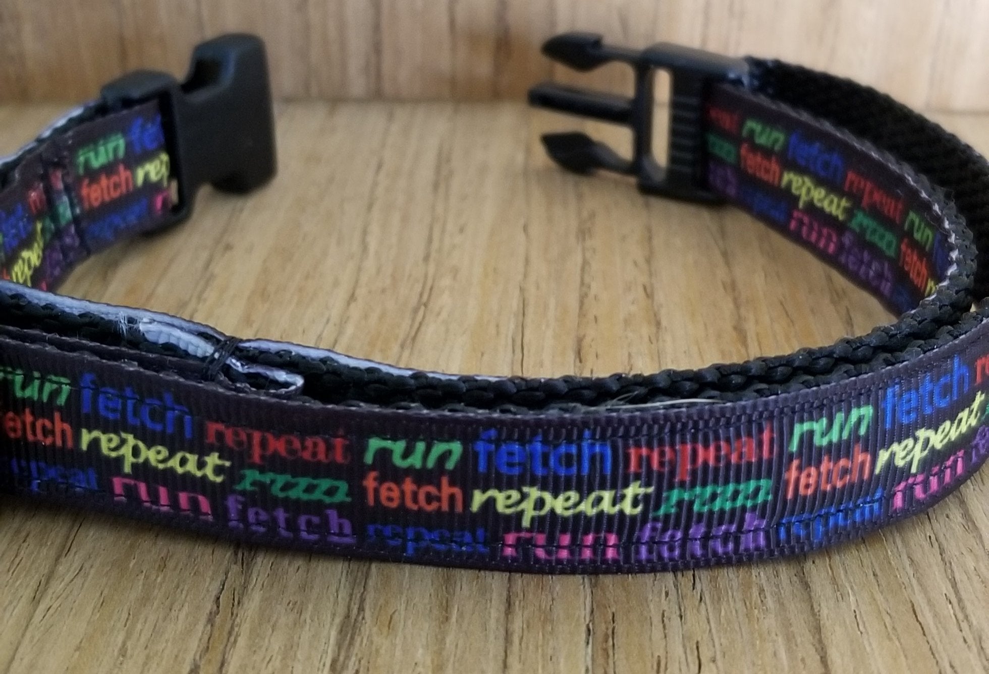 Coleira para cão com tamanho Small, design colorido com texto "run fetch repeat", ideal para atividades ao ar livre com suplementos premium naturais para energia, vitalidade e saúde cognitiva.