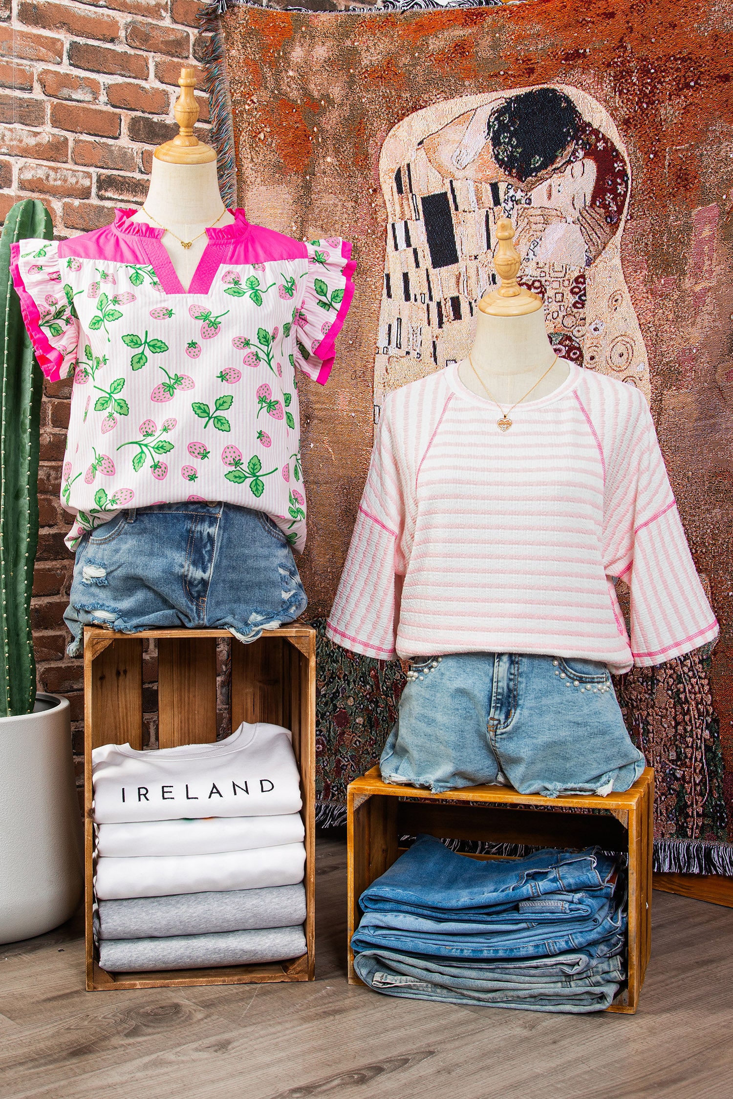 Modelo vestindo Apricot Stripe Textured Knit Split Hem Half Sleeve Loose Top em tons claros, combinando com shorts jeans, destacando conforto e estilo casual para bem-estar natural.