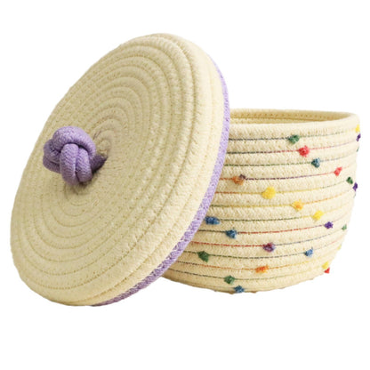 Creative desktop cosmetics storage woven basket em tons creme com detalhes coloridos, ideal para organizar suplementos premium naturais para energia, vitalidade e saúde cognitiva.