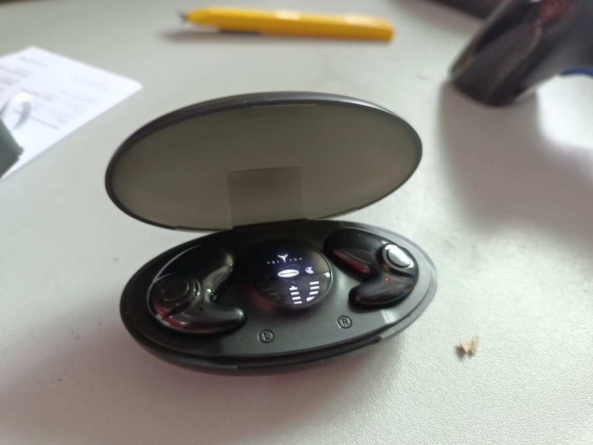 Fone Bluetooth sem fio dentro do estojo de carregamento rápido, tampa aberta