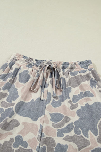 Calças com cordão ajustável e padrão camuflado em tons multicolor, parte do conjunto Multicolour Camouflage Loose Tee Drawstring Shorts 2pcs Outfit, promovendo conforto e estilo descontraído.