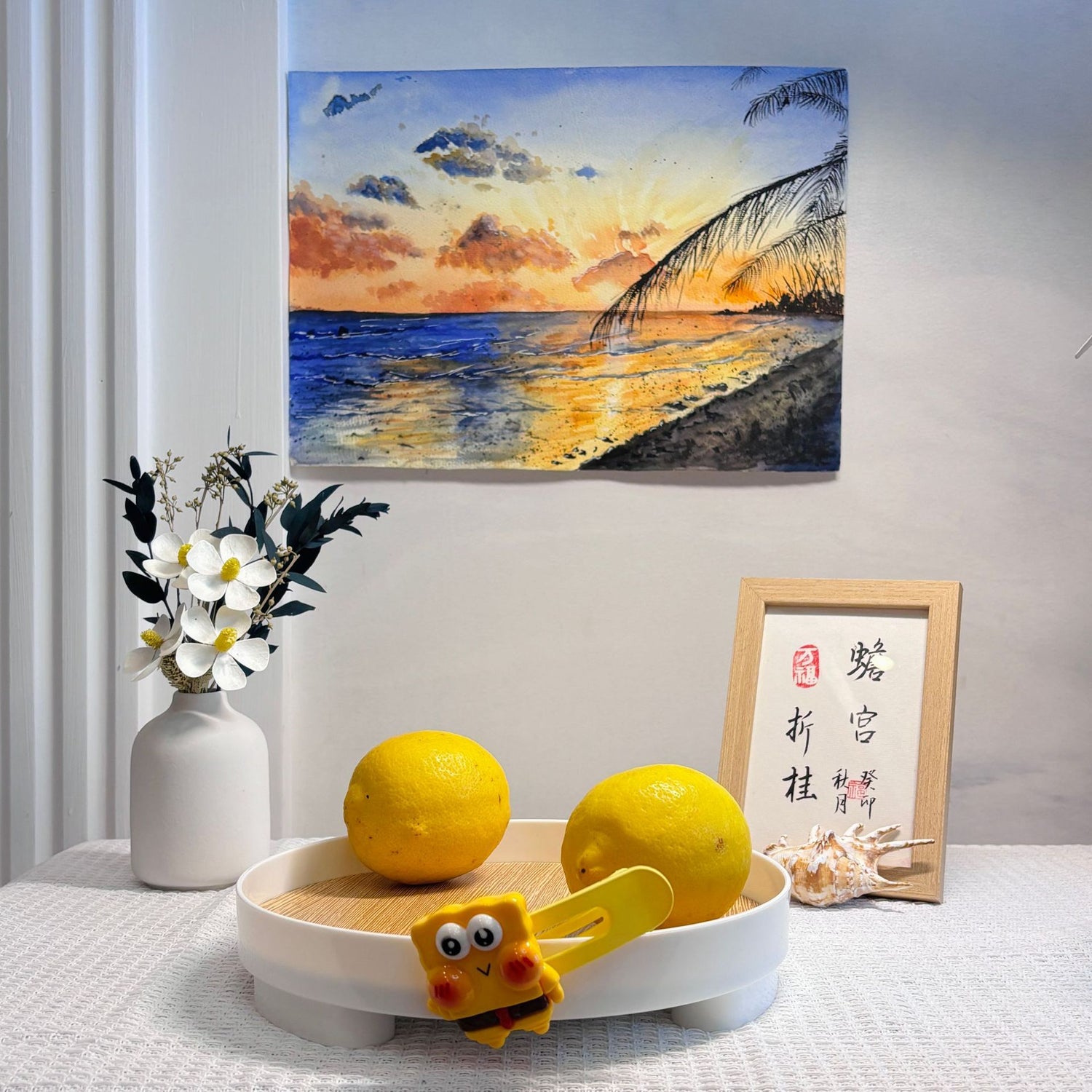 ins desktop cosmetics storage box tray entrance ornaments storage tray branco com detalhes em madeira, decorado com frutas amarelas e acessórios, ideal para suplementos premium naturais para energia, vitalidade e saúde cognitiva, desenvolvidos para o mercado português.