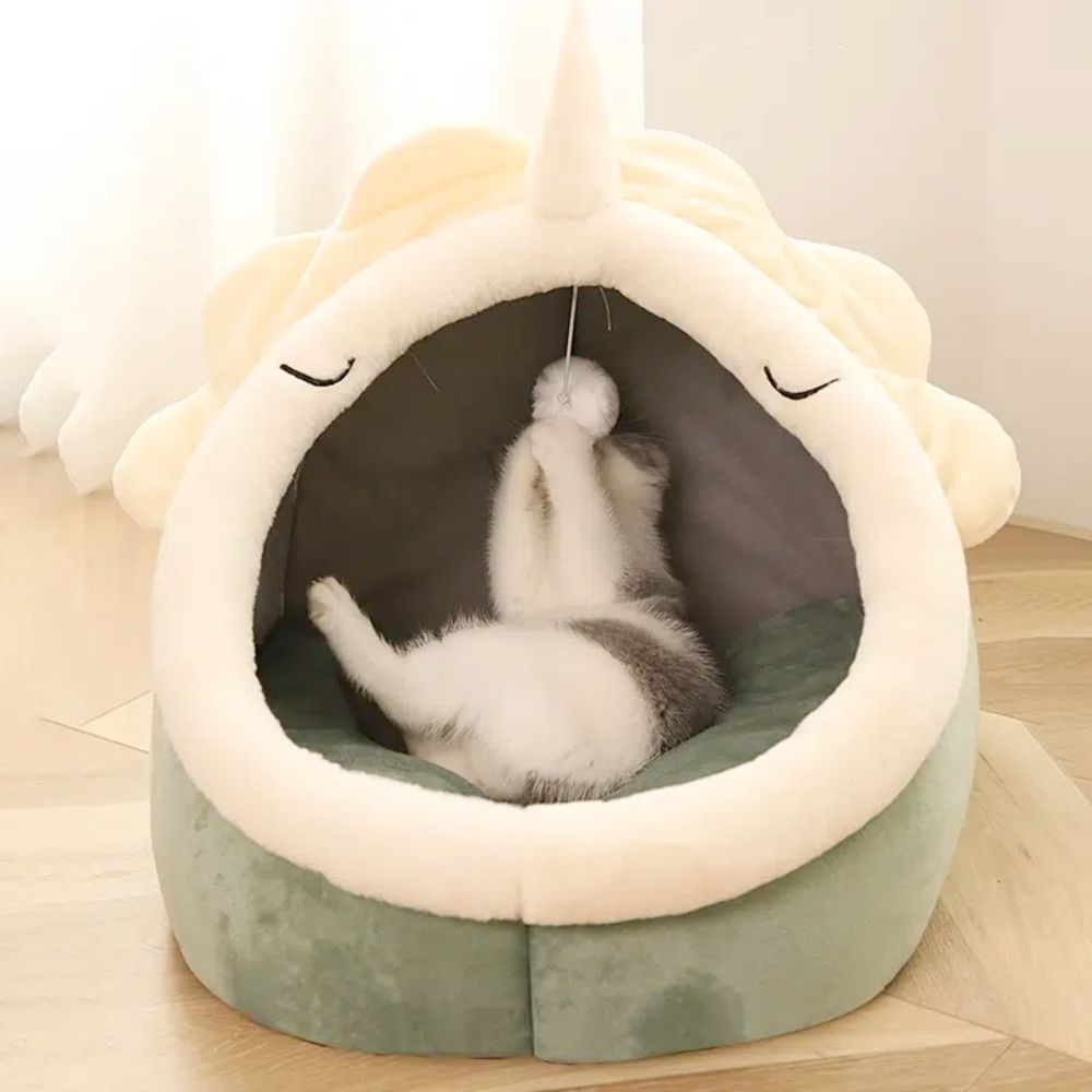 Adorable Dinosaur Pet House with Toy em tecido macio verde e creme, ideal para conforto do seu pet, complementando suplementos premium naturais para energia e vitalidade.
